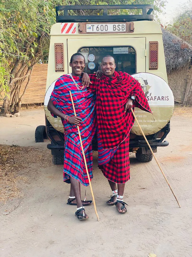 Twee Maasai mannen voor een auto