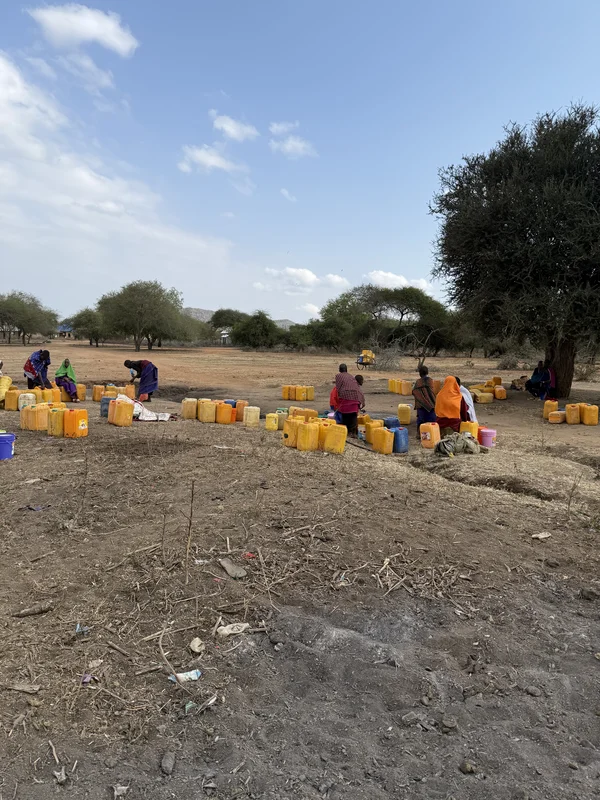 Maasai vrouwen dragen water