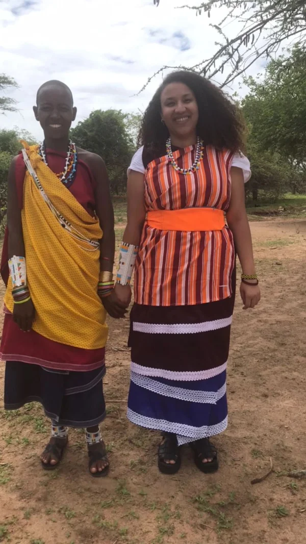 Mama Pendo met haar nieuwe winkel voor traditionele kookolie